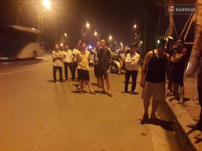 Hà Nội: Giây phút bắt sống nam thanh niên 19 tuổi cứa cổ lái xe taxi trong đêm - Ảnh 3.
