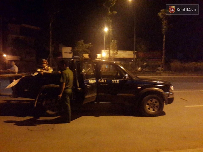 Hà Nội: Giây phút bắt sống nam thanh niên 19 tuổi cứa cổ lái xe taxi trong đêm - Ảnh 4.