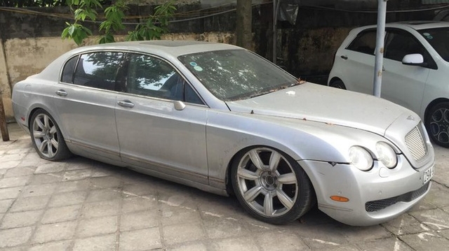  Một chiếc Bentley Continental Flying Spur bị bỏ rơi tại Hà Nội với ngoại thất đóng bụi dày đặc và bị hư hỏng nặng. 