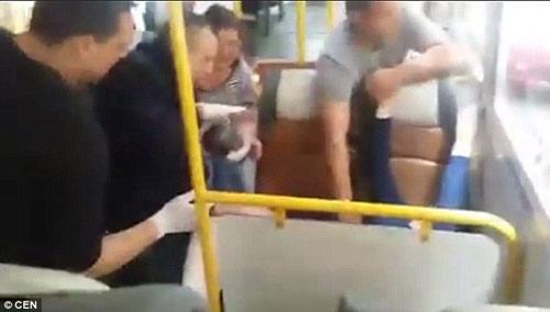 tai xe, canh sat do de cho san phu tren xe bus gay sot mang xa hoi - 1