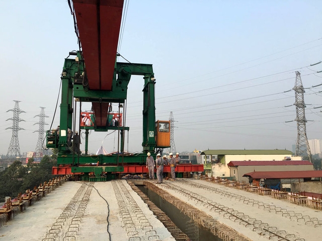 Việc hợp long toàn tuyến đánh dấu sự kết thúc phần việc quan trọng nhất để chuyển sang giai đoạn mới là thi công ray tàu và chuẩn bị công tác lắp ráp thiết bị nhà ga, đoàn tàu