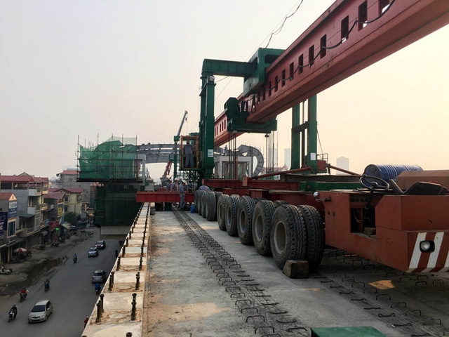 Xe siêu trường chuyên dụng thực hiện cẩu các phiến lên dầm lao lắp trên cao