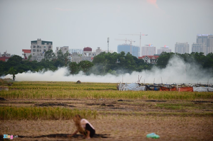 Khoi cay mat, mui khet lan toa ca dem o Ha Noi hinh anh 13