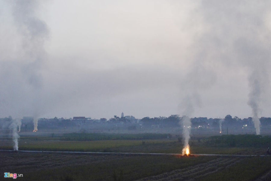Khoi cay mat, mui khet lan toa ca dem o Ha Noi hinh anh 15