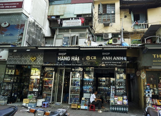  Khu buôn bán rượu trên phố Hai Bà Trưng, bên dưới bóng loáng, bên trên xập xệ. 