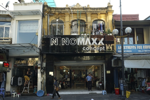  Một ngôi nhà cổ lọt thỏm giữa những biển hiệu nhiều chữ trên phố Hàng Đào. 
