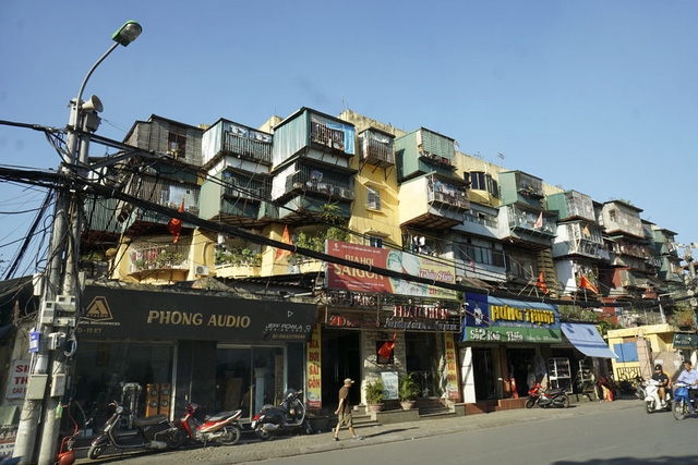 ... hay tòa nhà này trên phố Khâm Thiên. 