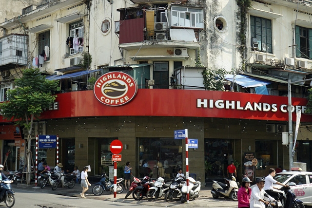  Hải mảng hiện đại đơn giản và cổ cũ xập xệ của một ngôi nhà trên phố Lê Duẩn. 