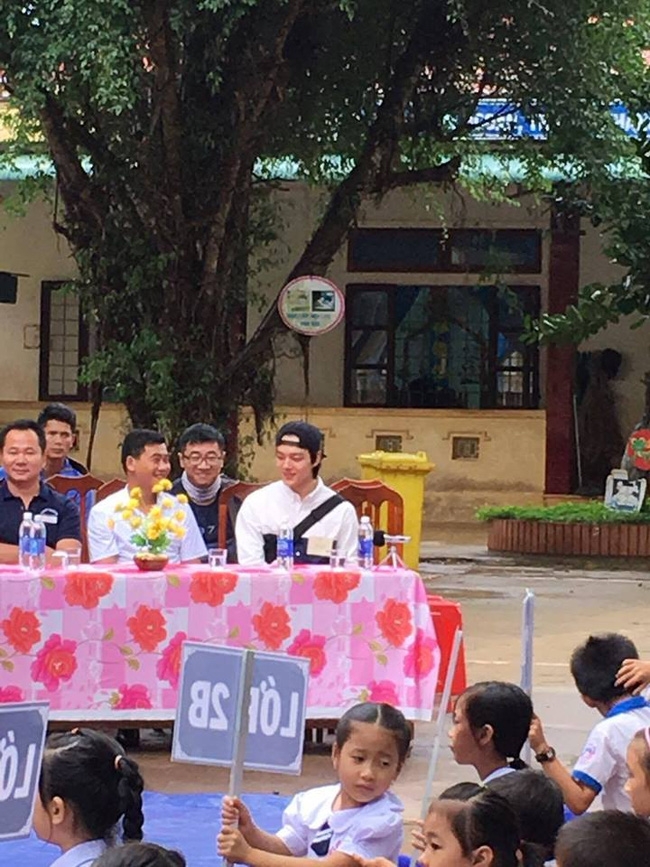 Sao nhí một thời Yeo Jin Goo điển trai, giản dị xuất hiện tại một trường học ở tỉnh Quảng Trị - Ảnh 1. Sao nhí một thời Yeo Jin Goo điển trai, giản dị xuất hiện tại một trường học ở tỉnh Quảng Trị - Ảnh 1.