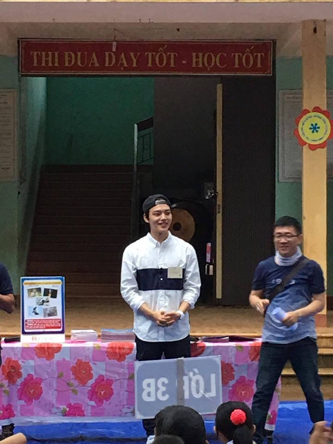 Sao nhí một thời Yeo Jin Goo điển trai, giản dị xuất hiện tại một trường học ở tỉnh Quảng Trị - Ảnh 2. Sao nhí một thời Yeo Jin Goo điển trai, giản dị xuất hiện tại một trường học ở tỉnh Quảng Trị - Ảnh 2.