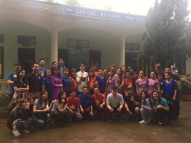 Sao nhí một thời Yeo Jin Goo điển trai, giản dị xuất hiện tại một trường học ở tỉnh Quảng Trị - Ảnh 4. Sao nhí một thời Yeo Jin Goo điển trai, giản dị xuất hiện tại một trường học ở tỉnh Quảng Trị - Ảnh 4.