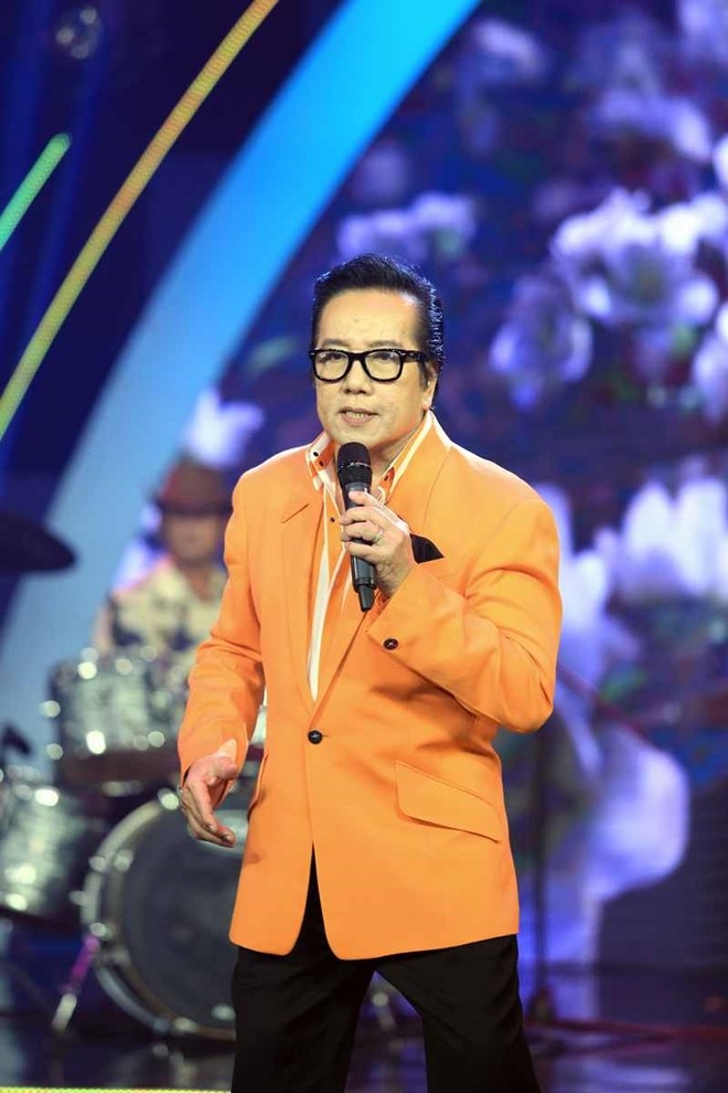 Elvis Phuong phong do tren san khau du 71 tuoi hinh anh 3