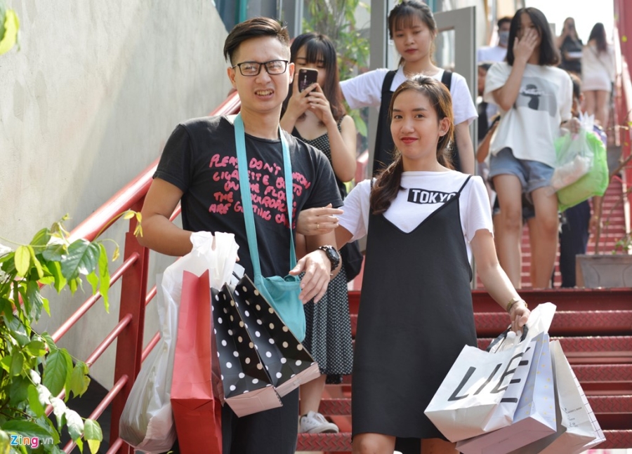 Gioi tre Ha Noi chen lan mua sam tai The New District hinh anh 5