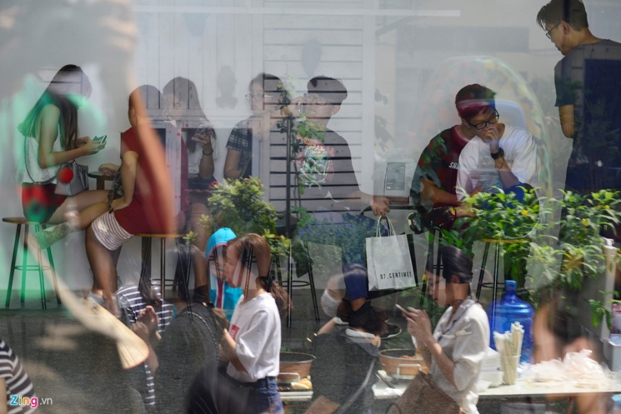 Gioi tre Ha Noi chen lan mua sam tai The New District hinh anh 6