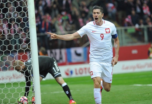 lewandowski-lap-hat-trick-sanh-vai-voi-muller-va-ronaldo