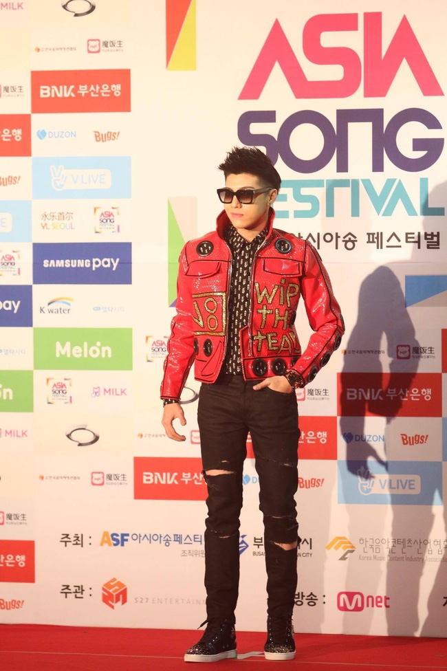 Noo Phước Thịnh cực ngầu bên dàn thần tượng đình đám xứ Hàn trên thảm đỏ Asia Song Festival 2016 - Ảnh 1.