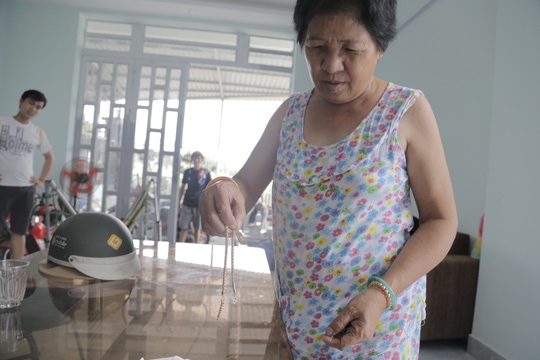  Bà Hoa cùng sợi một nửa sợi dây chuyền còn lại 