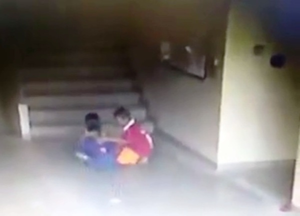 Thái Lan: Người đàn ông đánh đập dã man cậu bé 7 tuổi vì tội bắt nạt con trai mình - Ảnh 1.