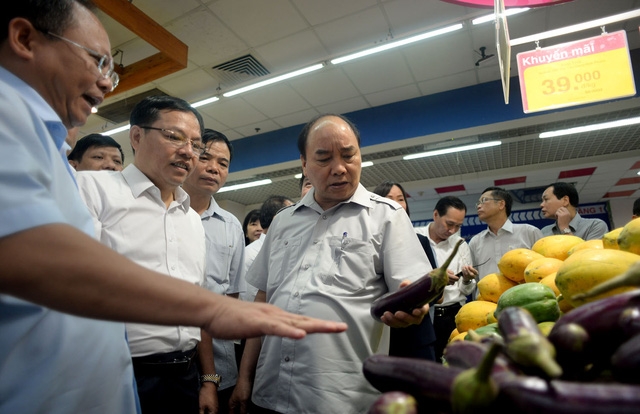  Thủ tướng tự tay kiểm tra nhiều mặt hàng. 