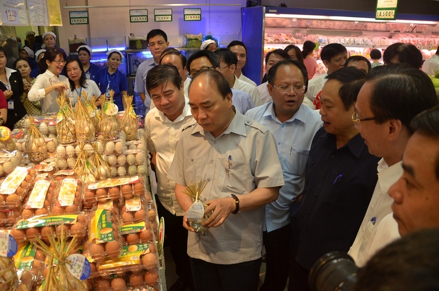 Thủ tướng cầm túi trứng gà ác và nói trứng càng nhỏ càng ngon