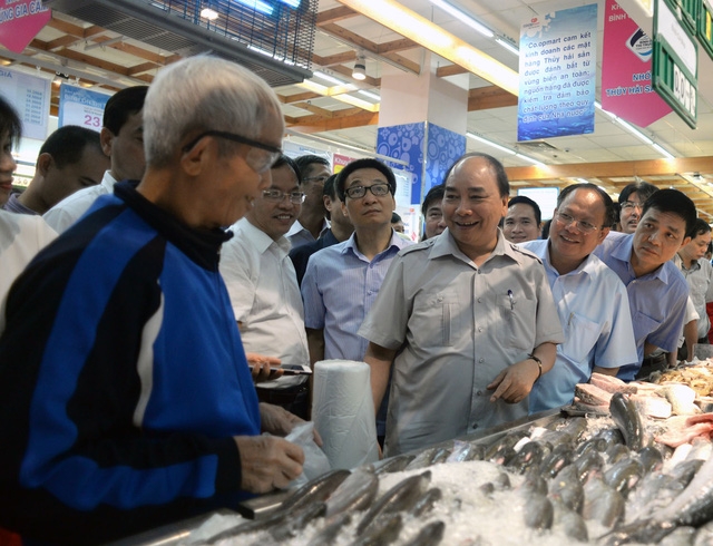  Thủ tướng hỏi thăm một khách hàng lớn tuổi trong siêu thị 
