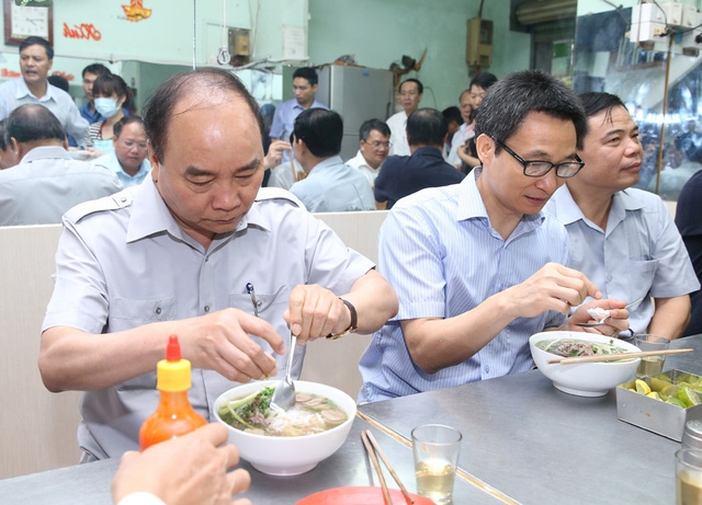  Thủ tướng Nguyễn Xuân Phúc dùng bữa sáng và uống cà phê tại một quán phở trên đường Nguyễn Hậu, phường Tân Thành, quận Tân Phú. (Ảnh: Thống Nhất - TTXVN) 