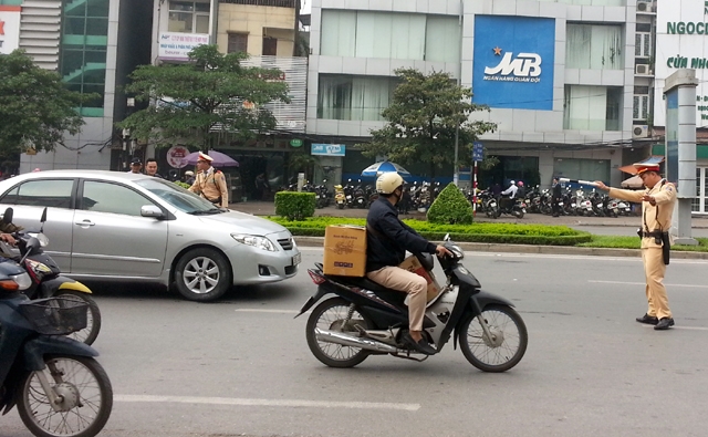 Người vi phạm cố tình không chấp hành yêu cầu của cảnh sát, dùng vũ lực hoặc đe dọa dùng vũ lực chống người thi hành công vụ thì thực hiện các biện pháp phòng ngừa, ngăn chặn và xử lý hành vi chống người thi hành công vụ theo quy định tại Nghị định số 208/2013 của Chính phủ quy định các biện pháp phòng ngừa, ngăn chặn và xử lý hành vi chống người thi hành công vụ.