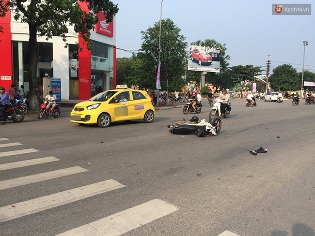 Đâm bay xe máy, cả 4 thanh niên nhất quyết không nhận mình là người lái xe - Ảnh 1.