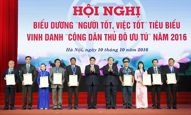 Bí thư Thành ủy Hoàng Trung Hải và Chủ tịch UBND TP Nguyễn Đức Chung trao Danh hiệu Công dân Thủ đô ưu tú cho 9 cá nhân