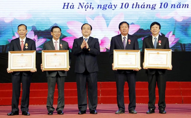 Bí thư Thành ủy Hoàng Trung Hải trao Huân chương cho 4 cá nhân nguyên là lãnh đạo TP Hà Nội (Ảnh: Hà Nội Mới)