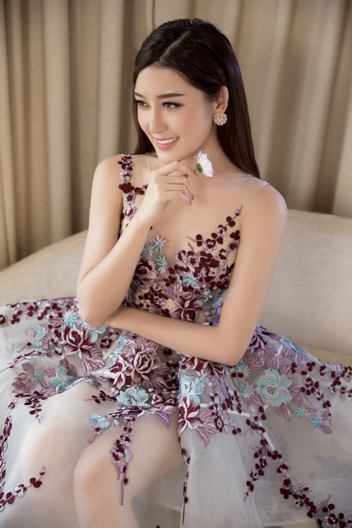 huyen-my-khoe-dang-cung-dam-tiec-ngan-tinh-xao-1