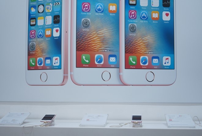 iPhone hang luot o Viet Nam e am vi su co khoa SIM hinh anh 1