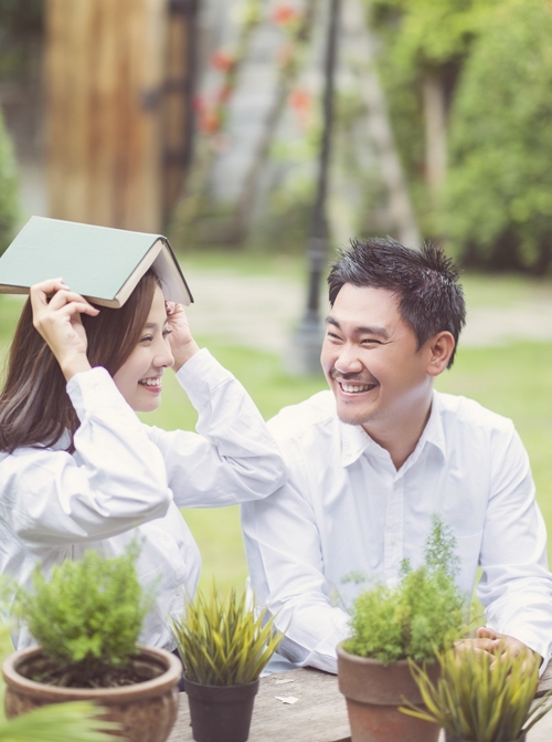khanh-hien-va-ban-trai-say-dam-trong-anh-cuoi-2