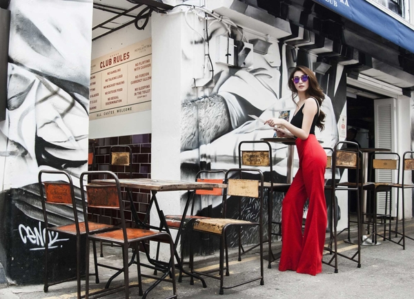 khanh-my-goi-cam-tren-pho-singapore-4