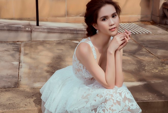 Ngoc Trinh dao pho Sydney voi dam voan trang hinh anh 4