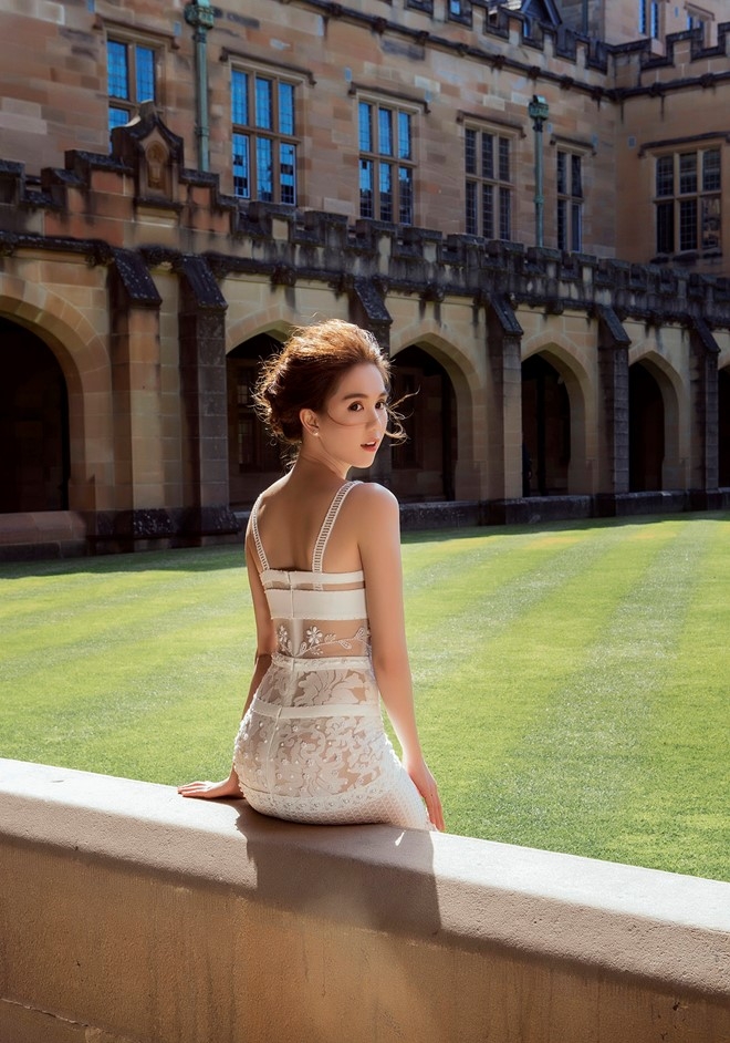 Ngoc Trinh dao pho Sydney voi dam voan trang hinh anh 5