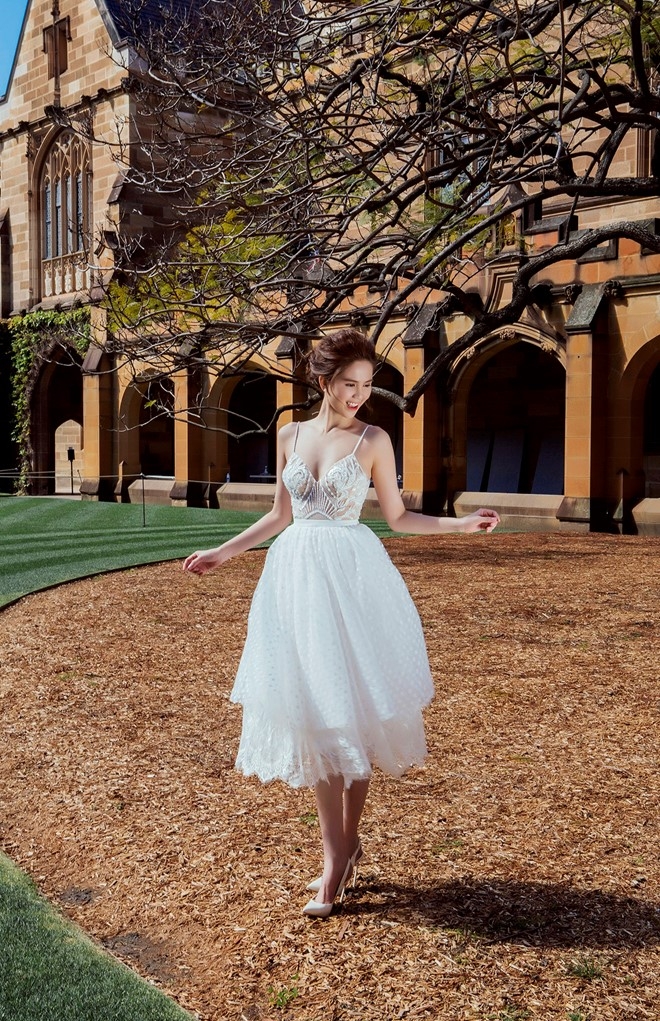 Ngoc Trinh dao pho Sydney voi dam voan trang hinh anh 7