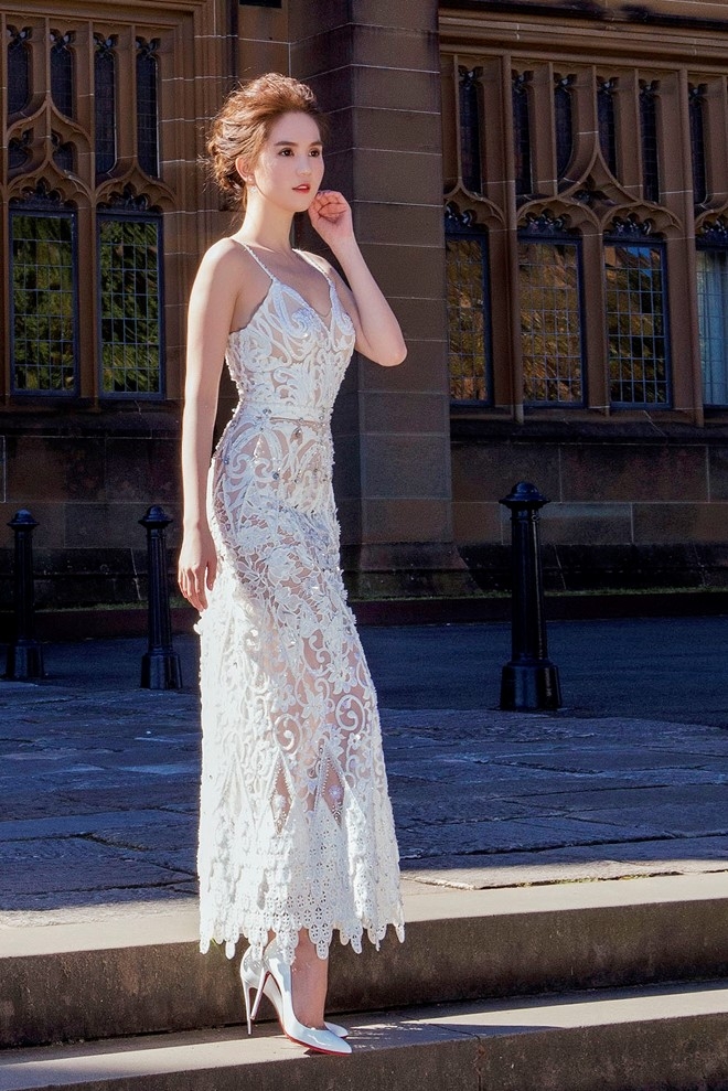 Ngoc Trinh dao pho Sydney voi dam voan trang hinh anh 8