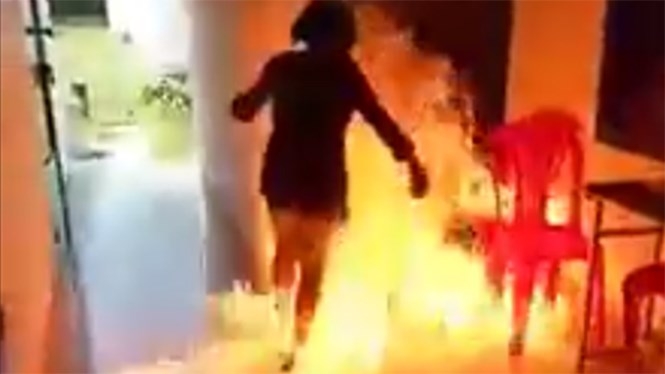 Cảnh T. chạy ra khỏi đám chám sau khi châm lửa đốt xăng /// Ảnh cắt từ clip