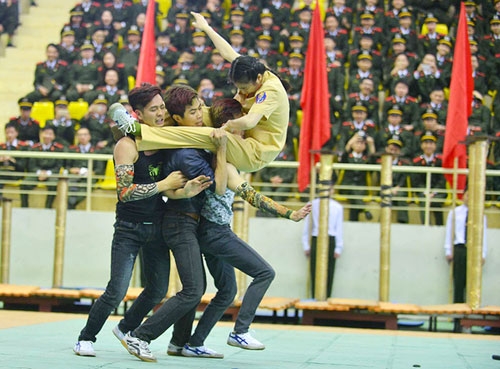 nu-sinh-kep-co-3-thanh-nien-la-thu-khoa-truong-canh-sat