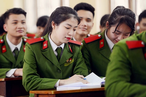 nu-sinh-kep-co-3-thanh-nien-la-thu-khoa-truong-canh-sat-1