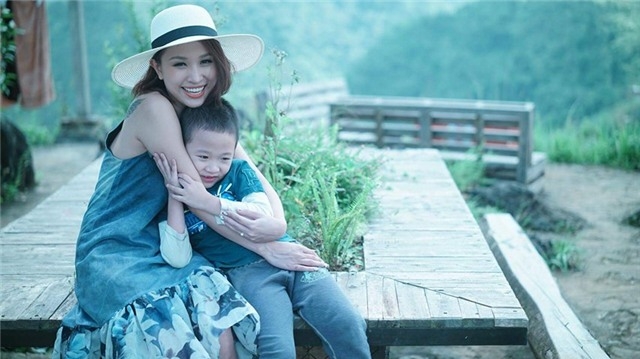  Vân Hugo hiện đang có cuộc sống bình yên bên con trai. Cô luôn cố gắng trở thành một bà mẹ mạnh mẽ để chăm sóc và bù đắp cho con trai. 