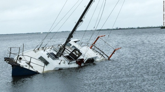 Thuyền bị lật úp tại bang Florida. Ảnh: CNN