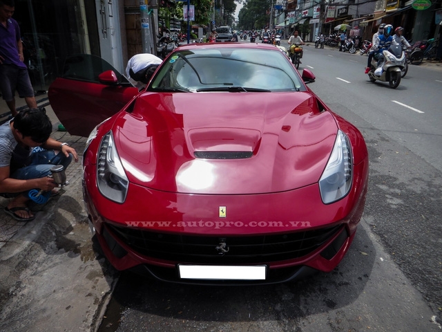 Tại thị trường Việt Nam đến nay, có khoảng 6 chiếc Ferrari F12 Berlinetta được đưa về nước và đây là chiếc thuộc diện hàng độc với loạt đồ chơi hàng hiệu đắt giá. Siêu ngựa được một người mê siêu xe tại quận 2 nhập khẩu từ thị trường Dubai và sau thời gian lăn bánh trên phố Sài thành được một công ty nhập khẩu quận 5 thu mua lại.