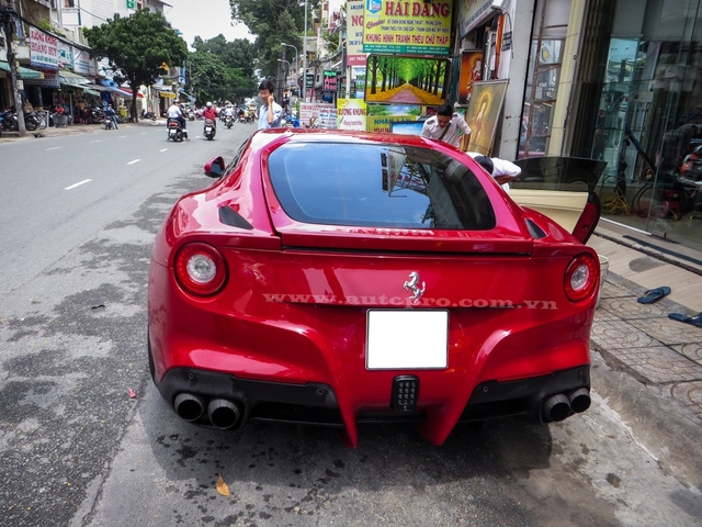 Theo giới sành xe, mức giá giao dịch của chiếc Ferrari F12 Berlinetta độ này vào khoảng 750.000 USD tương đương 16,8 tỷ Đồng. Khi sở hữu chiếc F12 này chủ nhân còn được tặng nhiều món đồ chơi độ theo xe.