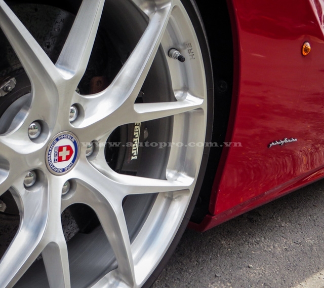 Bộ mâm HRE với kích thước 21 inch cho bánh trước và 22 inch bánh sau cũng là trang bị đắt giá cho bản độ độc nhất vô nhị Ferrari F12 Berlinetta này. Đi kèm la-zăng độ là bộ lốp hiệu suất cao của Continental.