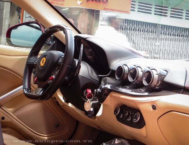 Nội thất của siêu xe này cũng được phối màu khá độc đáo. Trong đó, màu nâu be được chọn làm bộ áo chính.