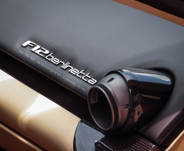 Điểm nhấn là các chi tiết được phủ carbon hay khoác lên mình màu đen của da Alcantara cao cấp.