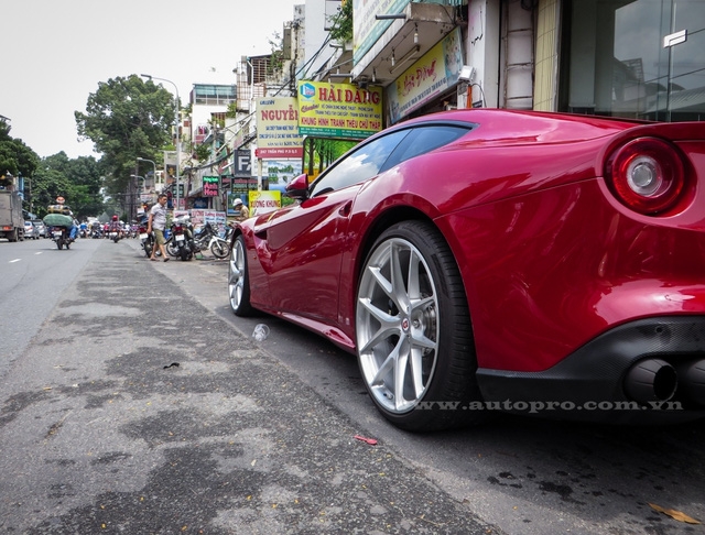 Ferrari F12 Berlinetta đầu tiên xuất hiện tại Việt Nam có ngoại thất đỏ rực và đây cũng là màu sắc chủ đạo khi có đến 5 chiếc sở hữu bộ áo này. Chiếc còn lại mang ngoại thất trắng muốt hiện đang cư trú trong garage của Phan Thành.