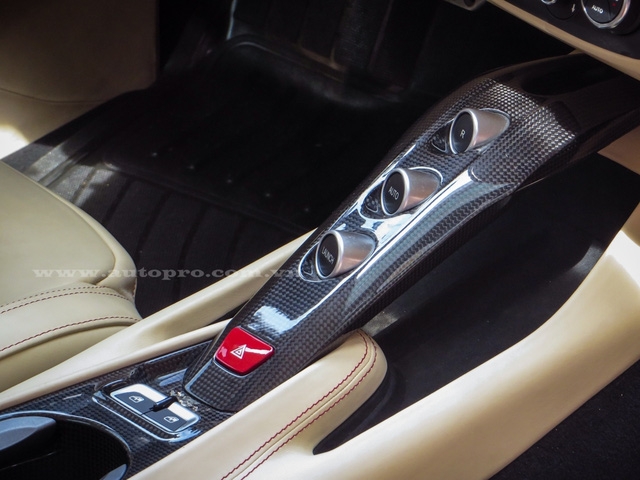 Kết hợp cùng hộp số ly hợp kép 7 cấp với thời gian sang số cực nhanh, Ferrari F12 Berlinetta mất khoảng 3,1 giây để tăng tốc lên 100 km/h từ vị trí xuất phát trước khi đạt vận tốc tối đa 340 km/h.